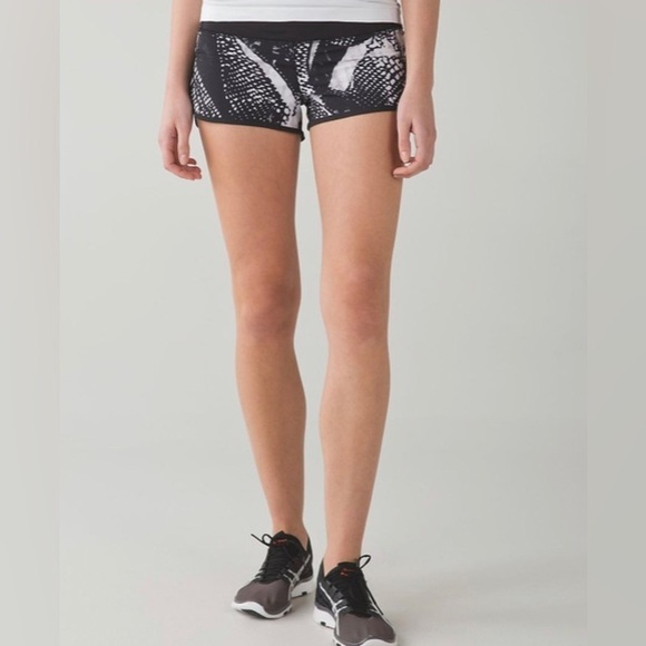 LULULEMON - Speed Short
Static Mist White Black / Black - Picture 7 of 8